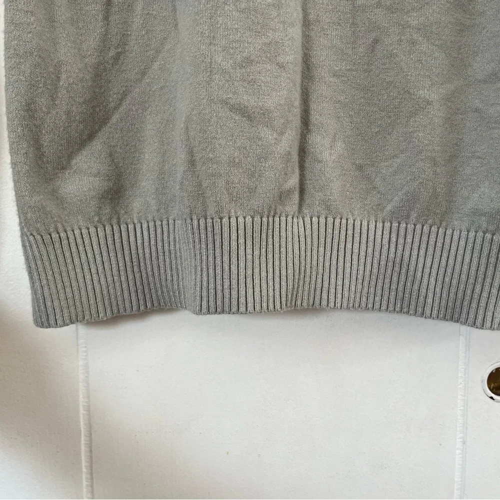 Sioni Milano Gray Pleated V-Neck Woman’s Sweater With Lacey Textured Sleeves - Picture 6 of 8
